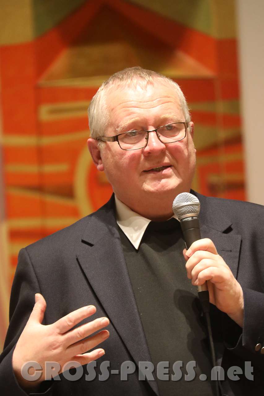 2017.09.22_20.33.45.jpg - Dechant Herbert Döller, der selbst "Ikonenschreiber" ist.