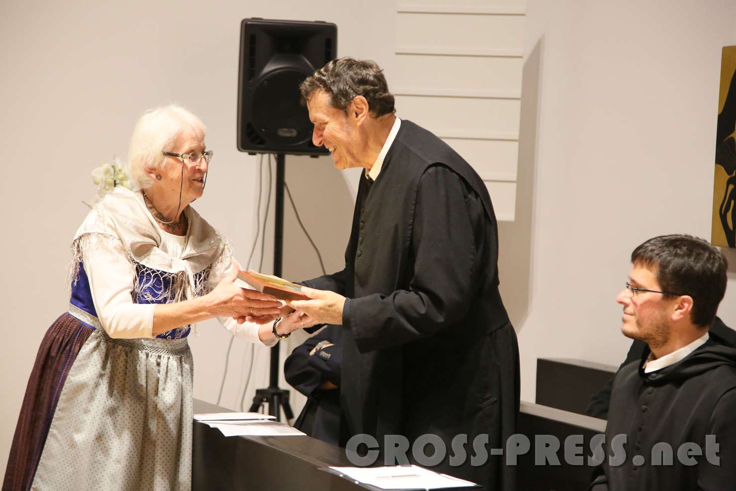 2017.09.22_21.18.17.jpg - Ikonen-Künstlerin Theresia List schenkt eine ihrer Ikonen Abt em. Berthold Heigl.