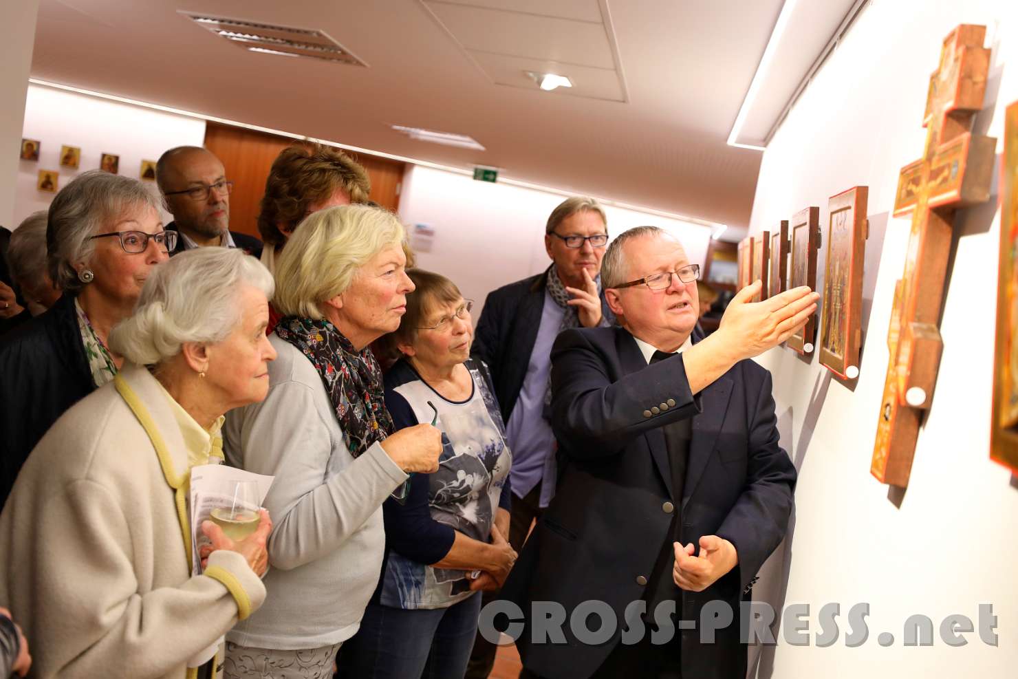 2017.09.22_21.57.05.jpg - Dechant Herbert Döller führt durch die Ausstellung.