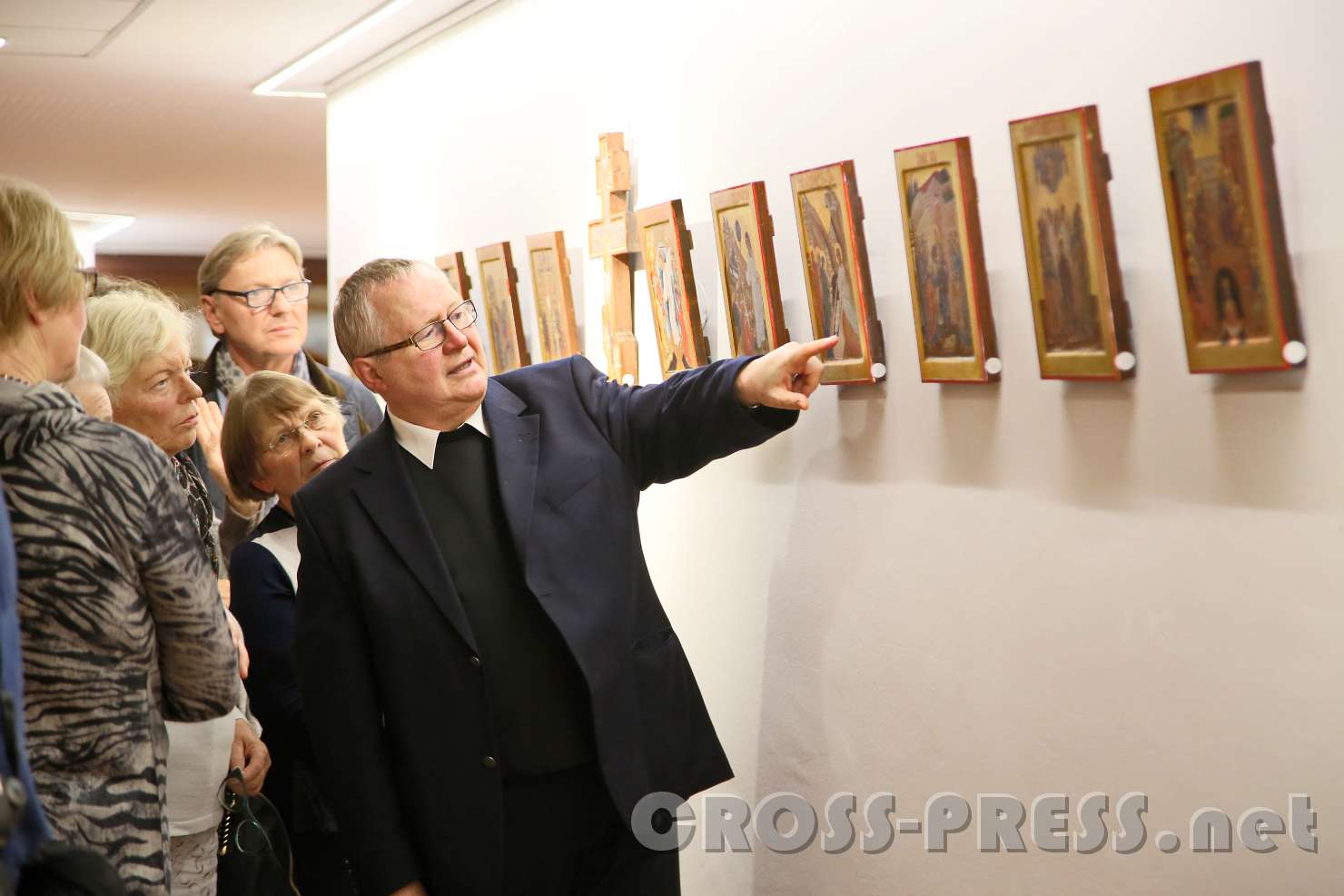 2017.09.22_22.01.48.jpg - Dechant Herbert Döller führt durch die Ausstellung.