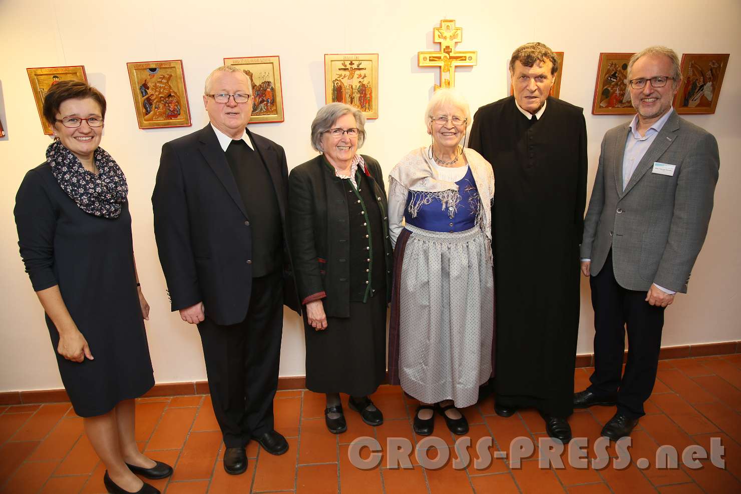 2017.09.22_22.27.41.jpg - V.l.n.r.:  Mag.Lucia Deinhofer (Leitung St. Benedikt), Dechant Herbert Döller, Hildegard Strondl (Waidhofen), Theresia List (Ikonenmalerin Graz), Altabt Berthold Heigl (Geistl. Assistent Bildungshaus), Mag.Johannes Deinhofer (Leitung Bildungshaus).