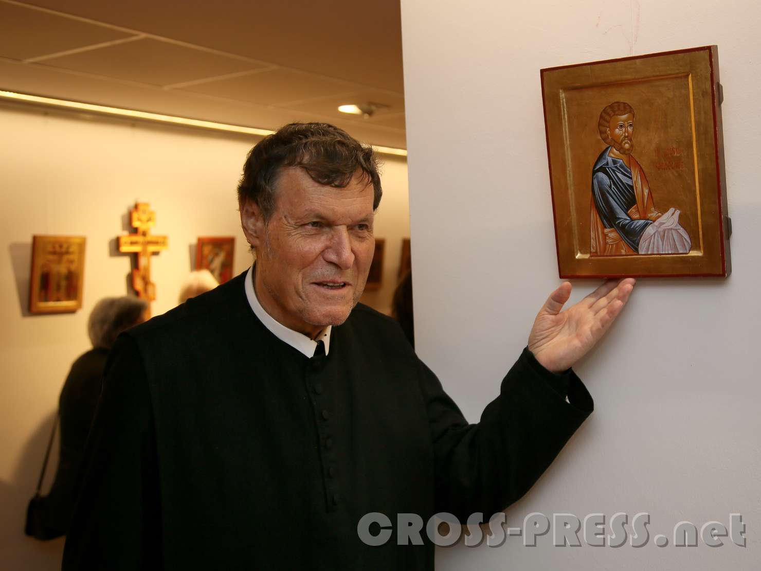 2017.09.22_22.28.38_01.jpg - Abt em. Berthold Heigl vor der Ikone des hl.Josef, die er selbst "geschrieben"  hat.