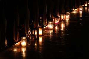 Rorate-Messe im Stift Seitenstetten Laternen im Kirchenschiff