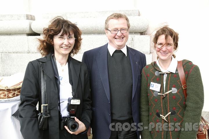 2008.09.13_13.46.52.JPG - Dechant Doller mit zwei RM-Mitarbeiterinnen.