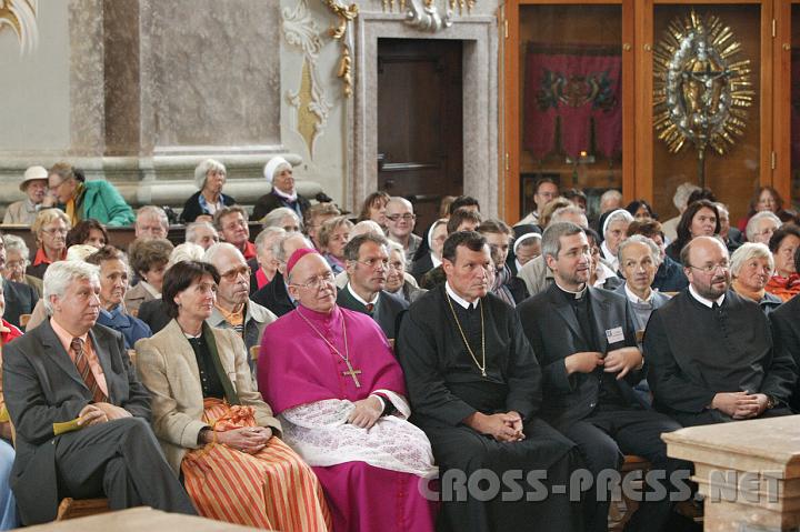 2008.09.13_12.34.28_01.JPG - Festg�ste beim Radio Maria Jubil�um.  V.l.n.r.: LAbg. Mag. Johann Heuras; Ursula Bonelli, Gattin des RM Pr�sidenten Lukas Bonelli; Di�zesanbischof DDr. Klaus K�ng; Abt P.Berthold Heigl von Seitenstetten; Programmdirektor P.Andres Sch�tzle; P.Clemens M. Reischl.