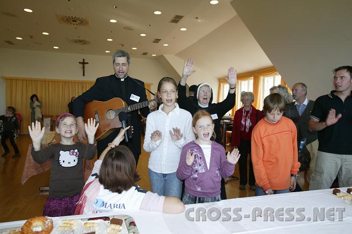 2008.09.13_14.31.04.JPG - Lobpreis f�r die Heimat live im Radio.   P.Andreas singt mit Sr. Maria und Kindern im Panoramasaal im "Haus am Sonntagberg" mit herrlichem Ausblick auf das Mostviertel.