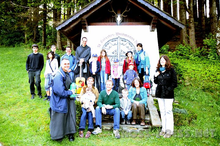 2009.05.03_11.08.29.jpg - Start bei der Hubertuskapelle bei Allhartsberg.Leider waren nur wenige Teilnehmer.