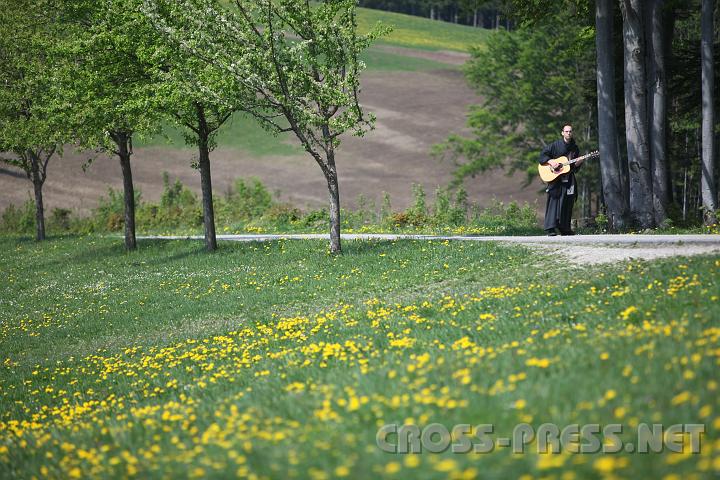 2009.05.03_11.39.25.jpg - Fr. Bene war f�r den musikalischen Teil zust�ndig.