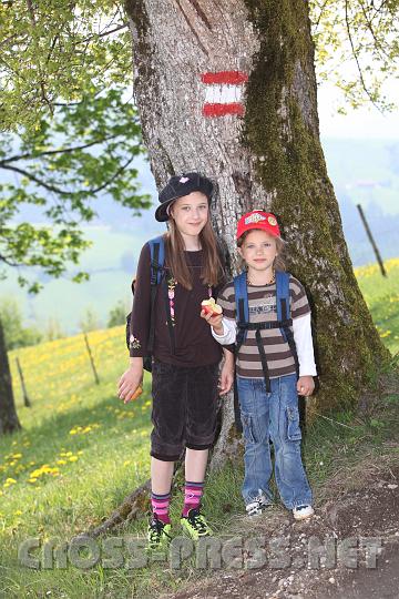 2009.05.03_12.03.32.jpg - Wallfahrerinen Timna und Noemi sind auf dem rechten Weg...