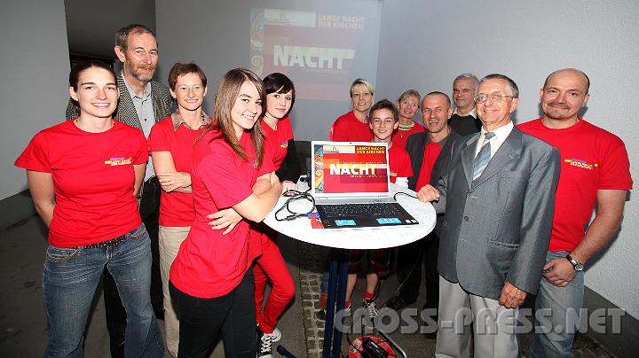 2009.06.05_20.37.46.jpg - U.a. Angeboten konnten die Besucher eine Pr�sentation mit Fotos der vorj�hrigen "Langen Nacht", des 60 Pfarrjubil�ums und einem Bilderbogen aus dem Pfarrleben betrachten.  V.l.n.r.: Lisa Fr�hwirt, Josef Pilz (PGR-Obmann), Maria Wagner, Kerstin Schallauer, Martina Reiter, Marianne Eichleter, Tobbias Resch, Susanne �belacker, PAss Thomas Resch (Pfarrleiter), Prof.Friedrich Putzer (Organist), Pfarrer Othmar Schindl und Dr.Martin Wolfinger (PGR).