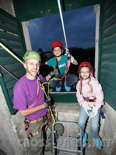 2009.06.05_21.06.10.jpg - Ev. Pfarrer und Erlebnisp�dagoge Stefan Grauwald organisierte die spektakul�re Aktion "Ich h�ng' an meiner Kirche", bei welcher Kinder und Jugendliche erleben konnten, wie die Kirche ihnen sicheren Halt bietet. Im Bild Anni Eichhorn und Barbara Kohlbauer.