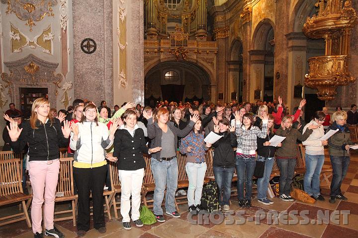2009.06.05_23.04.37.jpg - Viele Jugendliche, besonders aus Neuhofen und Ybbsitz, kamen, um die "Lange Nacht der Kirche" in der Basilika am Sonntagberg zu erleben.  Hier beim Lobpreis w�hrend des Pilgergottesdienstes.