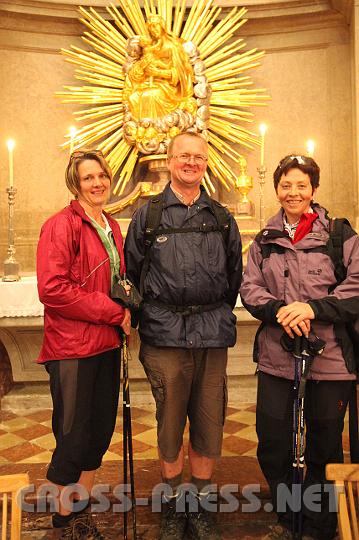 2009.06.05_23.09.58.jpg - Stellvertretend f�r ca. 60 Pilger, die aus Neuhofen zu Fu� mit ihrem Pfarrer Dr.Helmut Prader auf den Sonntagberg zur "Langen Nacht der Kirchen" kamen (v.l.n.r.): Regina und Alfred Wagner, Heidemarie K�nig.