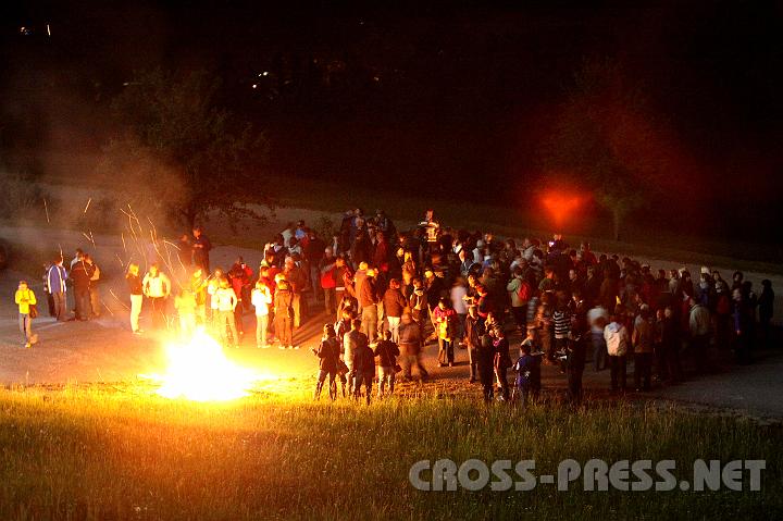 2009.06.05_23.24.36.jpg - Nach dem Pilgergottesdienst gab es eine Agape mit einem Lagerfeuer.