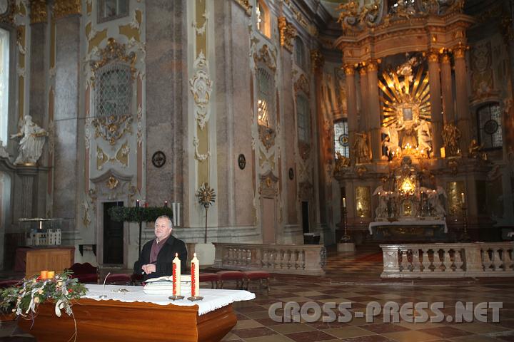 2010.12.08_16.05.14.jpg - Pfarrer P.Franz H�rmann hei�t alle willkommen.