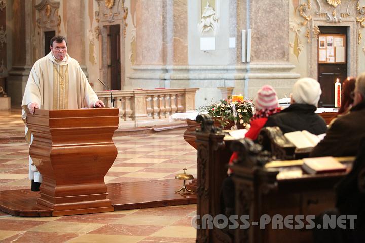 2010.12.08_16.30.52.jpg - In seiner Predigt meinte Abt Berthold Heigl, dass die Abschlussweihe eigentlich der Beginn eines neuerf�llten Lebens sei.