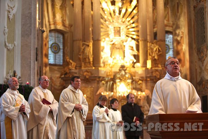 2010.12.08_16.51.50.jpg - P. Ernst Strachwitz vom "Foyer de Charit�", das im ehem. Hospizhaus untergebracht ist, bettet die F�rbitten.