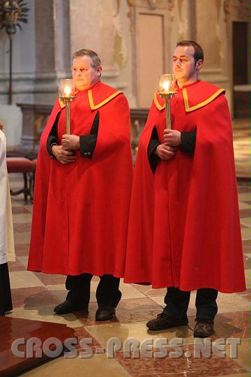 2010.12.08_17.10.29.jpg - Die Liturgie wurde vollzogen unter den wachsamen Augen der am Sonntagberg besonders bekleideten Lichttr�ger. ;)