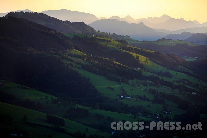 2011.09.10_19.09.39.jpg - Von Sonntagberg aus ist es klar, warum diese Region Voralpen heißt.  :)