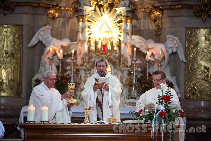 2011.09.10_17.02.10.jpg - P. Andreas Schätzle konzelebriert mit Dechant Herbert Döller.