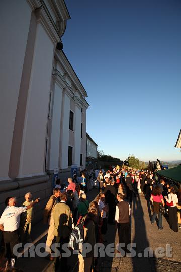 2011.09.10_18.39.25.jpg - Agape an der Südseite der Basilika.