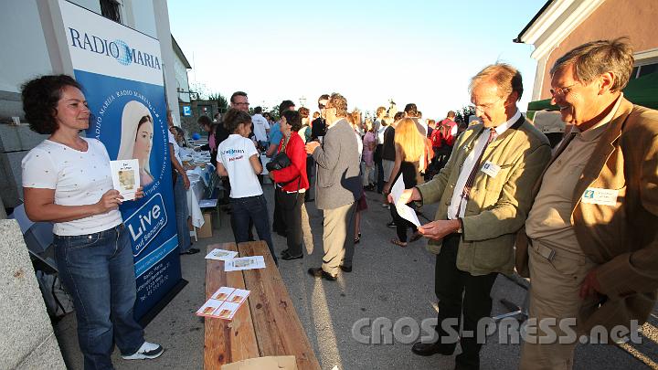 2011.09.10_18.44.21.jpg - Petra Riccabona (im Bischöflichen Sekretariatder Diözese St.Pölten) informiert Lukas Bonelli (Präsident von RMA) und Günther Eckel (Obmann Stv.) über den neuen Gebetsaktion von Bischof Küng "Zeit zu beten".