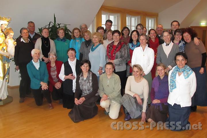 2012.03.11_13.02.20.jpg - Die Exerzitienteilnehmer (2 fehlen leider) mit den Foyermitgliedern, Foyervater und geistl. Leiter P. Ernst und dem ärztl. Leiter Dr. Berghofer mit Gattin Eva sowie Michaela vom Musikteam.