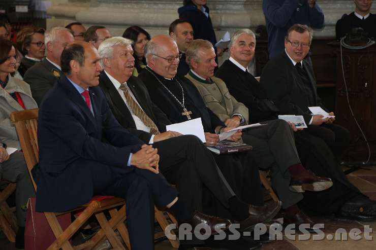 2014.06.03_19.02.49.jpg - Beim Singen der Mostviertler Hymne: LH-Stv.Mag. Wolfgang Sobotka, LT-Präsident Mag. Johann Heuras, Abt Petrus Pilsinger (Seitenstetten),ORF- Landesdirektor Prof. Norbert Gollinger, Abt Columban Luser (Stift Göttweig) und Dechant Herbert Döller (Waidhofen).