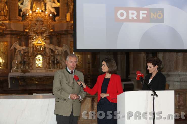 2014.06.03_19.11.55.jpg - Prof. Norbert Gollinger, Direktor des ORF-Landesstudios NÖ, kündigt die Uraufführung eines Trailers an, der im 'öffentlich rechtlichen Sender' für die Sanierung der Basilika werben wird und dankt im Interview Karina Fibich (rechts) für ihre einfühlsame Dokumentation "Wallfahrt im Mostviertel - Der Sonntagberg und seine Basilika".