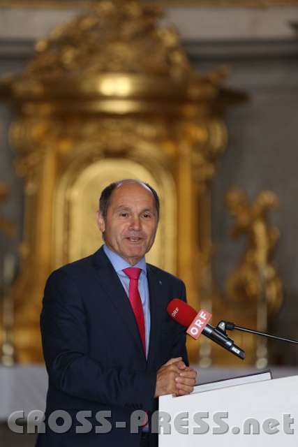 2014.06.03_19.52.40_01.jpg - LH-Stv. Mag. Wolfgang Sobotka sprach als Obmann des Vereins "Basilika Sonntagberg" über die notwendigen Revitalisierungsmaßnahmen und bedankte sich bei allen bisherigen Unterstützern.