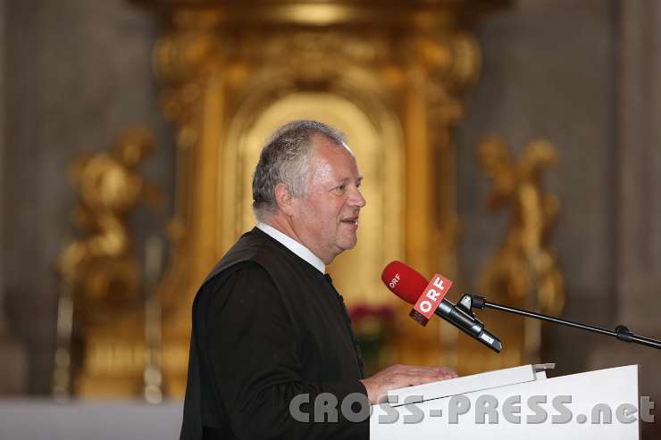 2014.06.03_19.56.57.jpg - P. Franz Hörmann, als Pfarrer "irdischer Hausherr" der Wallfahrtskirche, erzählt am neuen Ambo aus Südtiroler Marmor über das Zustandekommen der "neuen Lösung" im Altarraum.