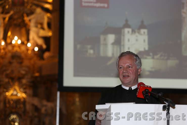 2014.06.03_20.03.10.jpg - P. Franz Hörmann in und zugleich "vor" seiner Kirche ...