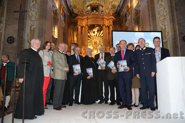 2014.06.03_20.16.19.jpg - Buchpräsentation  'unter dem Gnadenstuhl' und vor dem neuen Volksaltar.
