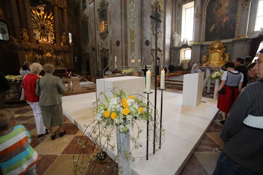 Altarweihe mit Nuntius Zurbriggen