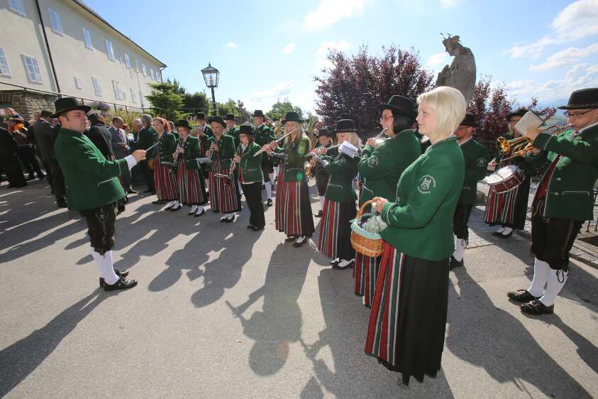 Altarweihe mit Nuntius Zurbriggen Zur feierlichen Übertragung des Gnadenbildes spielt die Trachtenmusikkapelle Rosenau.