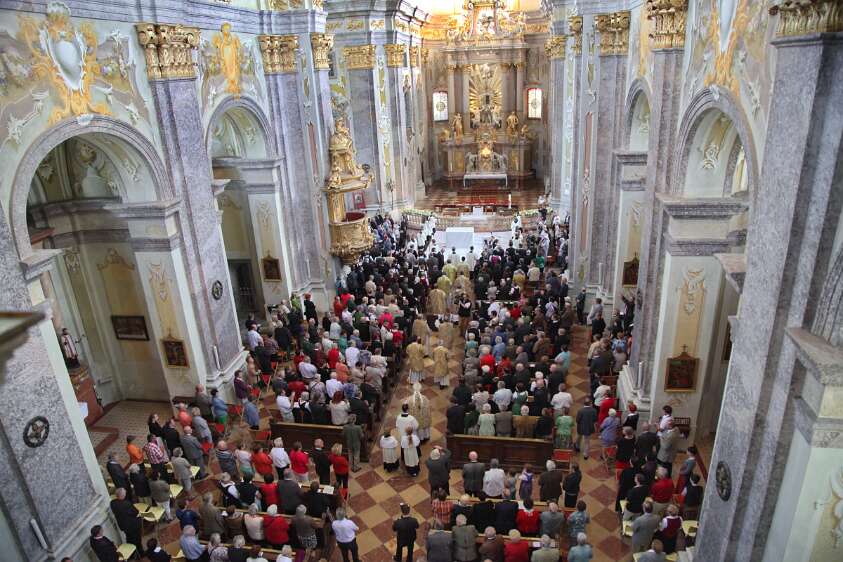 Altarweihe mit Nuntius Zurbriggen Feierlicher Einzug in die Basilika.