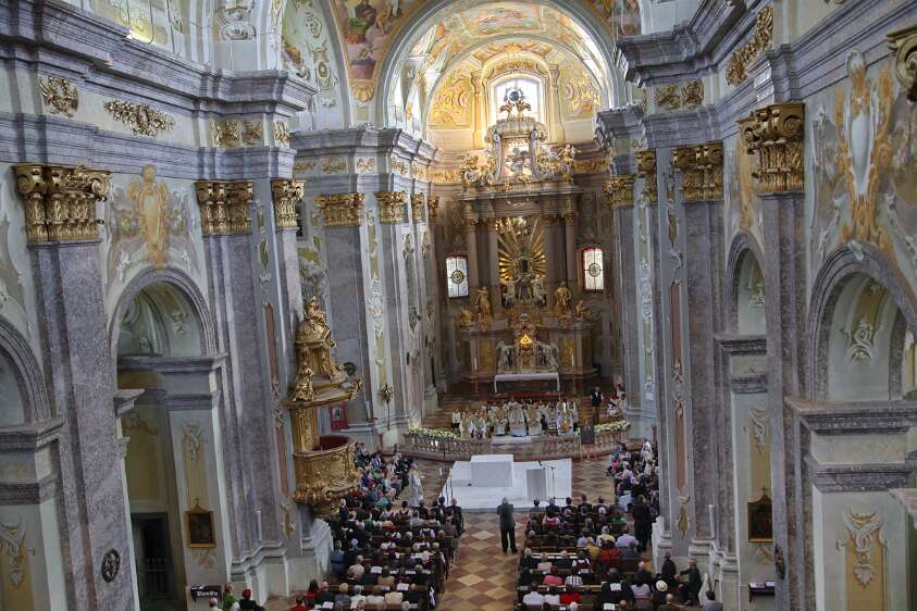 Altarweihe mit Nuntius Zurbriggen So imposant ist der saalförmige Innenraum der Wallfahrtskirche, deren Bau 1706 - 1717 von Jakob Prandtauer begonnen und 1718 - 1732 von Josef Munggenast...