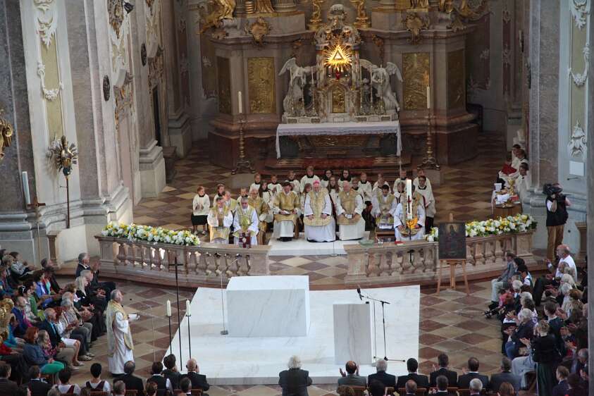 Altarweihe mit Nuntius Zurbriggen Superior KR Mag. P. Franz Hörmann OSB bei der Eröffnungsansprache.