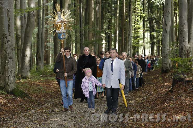 2015.09.06_14.02.23.JPG - Wallfahrtszug durch den Wald.