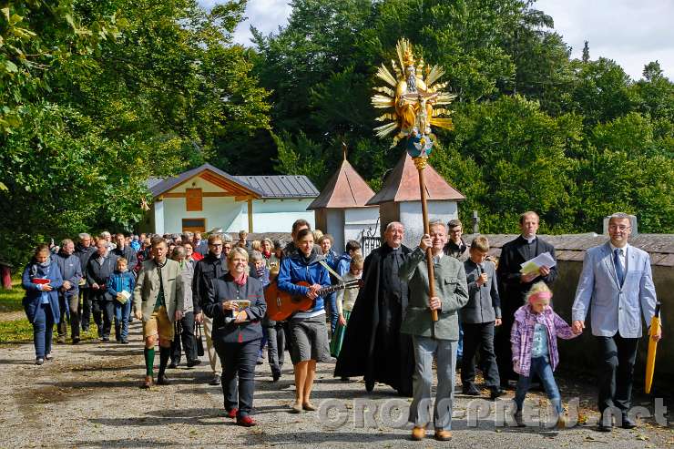 2015.09.06_14.09.03.JPG - Wallfahrtszug beim Friedhof vorbei.