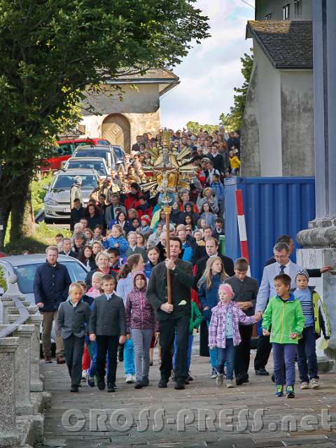 2015.09.06_14.17.42.JPG - Wallfahrtszug kommt bei der Basilika an.
