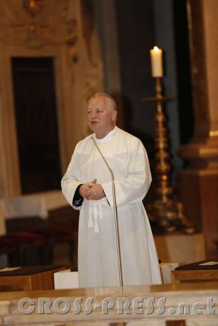 2016.05.16_07.56.15.JPG - Pfarrer P.Franz Hörnann begrüßt Firmlinge und Gottesdienstbesucher.