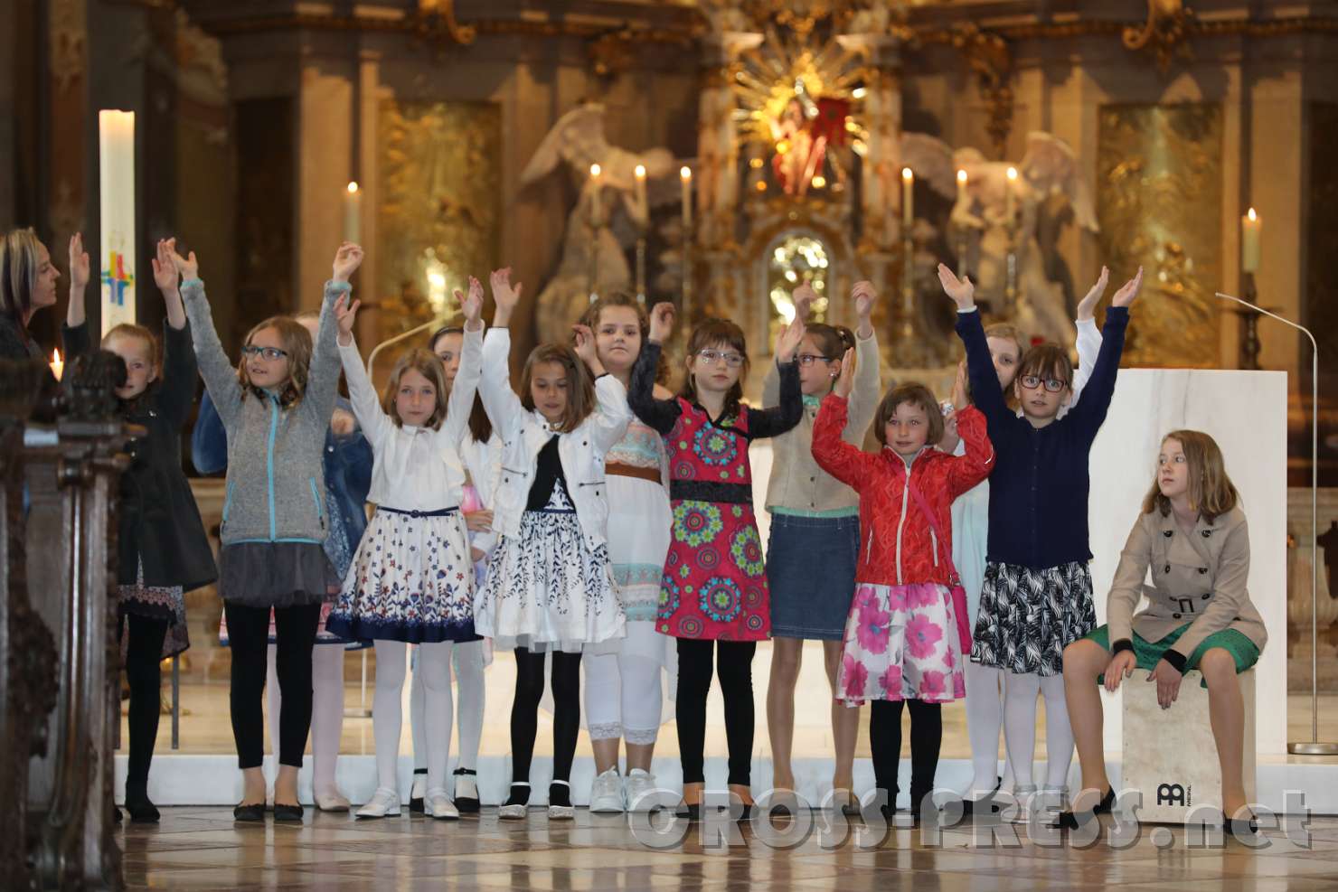 2017.05.21_10.36.17.jpg - Ein Gottesdienst mit Musik und Bewegung: Kinder der NMS Seitenstetten.