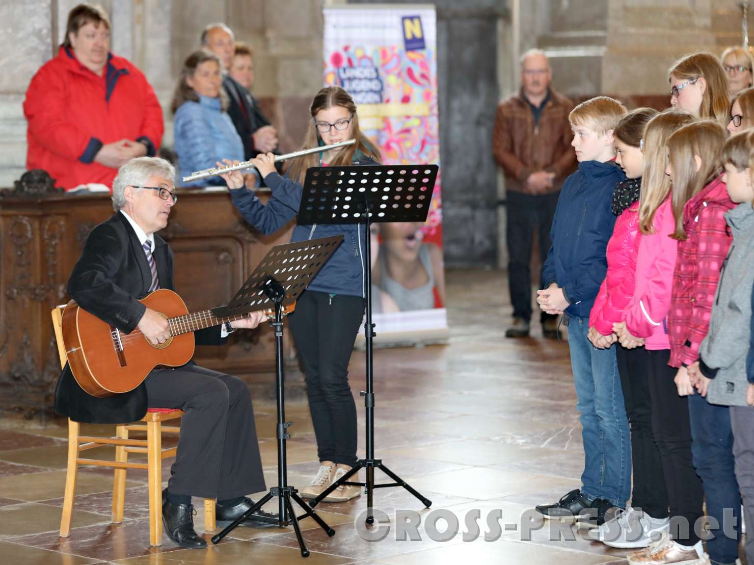 2017.05.21_10.59.59.jpg - Lehrer der NMS Josef Penzendorfer mit seinem Schulchor.