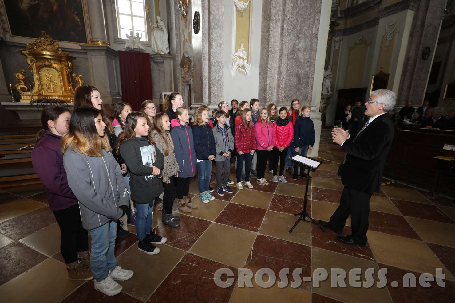 2017.05.21_11.34.09.jpg - Lehrer der NMS Josef Penzendorfer mit seinem Schulchor.