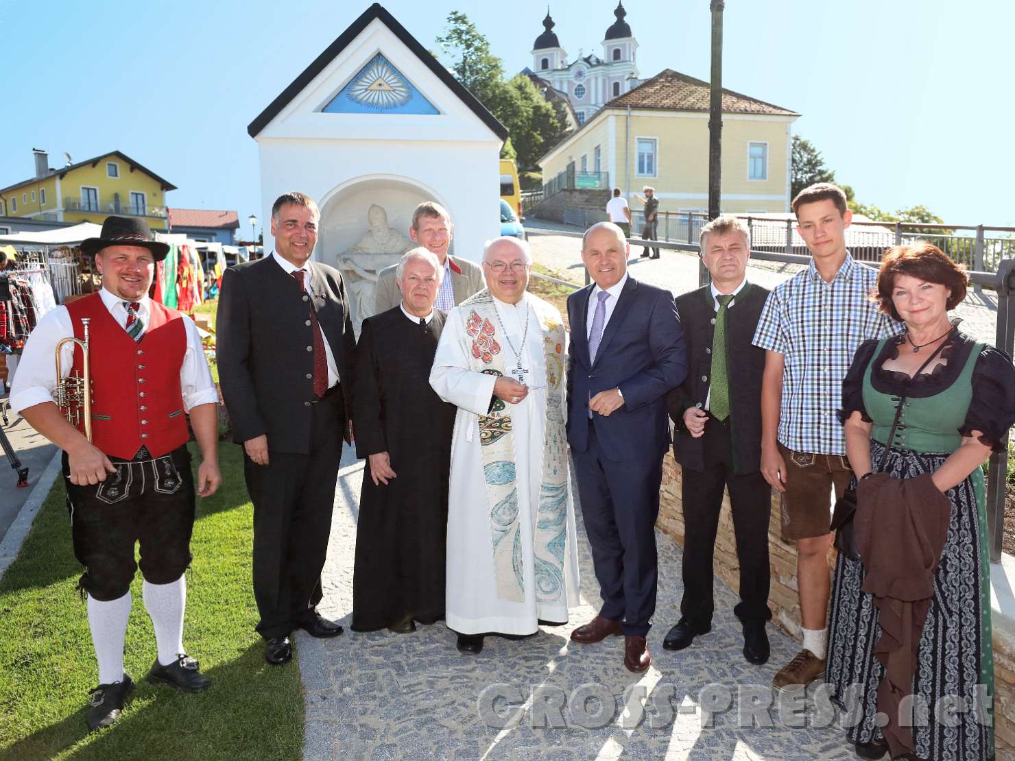 2017.06.11_08.33.10.jpg - Gruppenfoto mit (u.a.)  Bgm.  Thomas Raidl, Pfarrer P.Franz Hörmann, Abt Petrus Pilsinger, BM Wolfgang Sobotka.