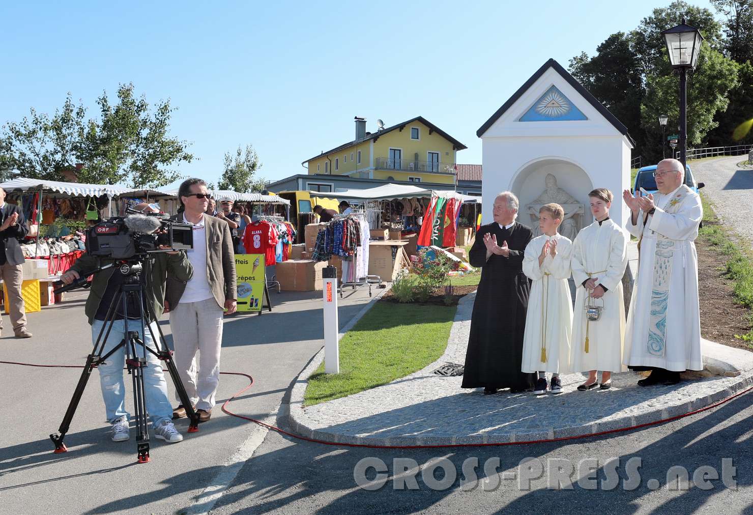 2017.06.11_08.39.14_c.jpg - Der ORF ist scheinbar sehr beliebt am Lande.  ;)))  Thomas Bogensberger von der Religionsredaktion mit seinem Team.