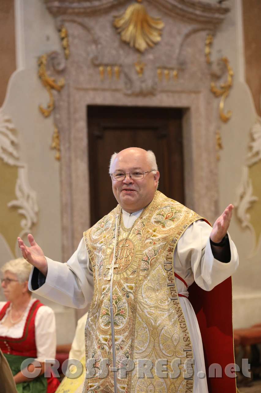 2017.06.11_09.21.07.jpg - Abt Petrus begrüßt die Festmesse-Besucher.