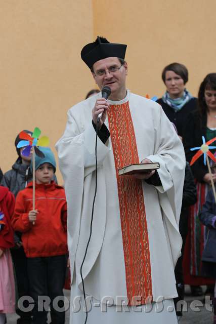 2016.10.16_08.58.57.JPG - Pfarrer P.Jacobus Tisch begrüßt die Anwesenden.