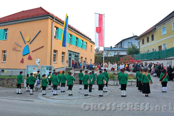2016.10.16_09.01.13.JPG - Die Johannser Dorfmusik am Ortsplatz.